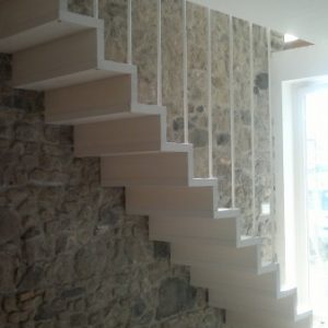 SCALA D'ARREDO CON TIRANTI